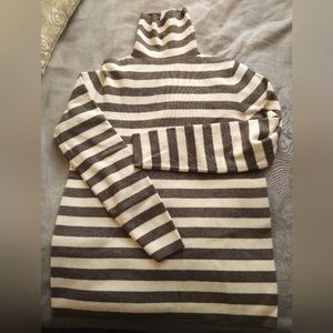 Very soft  turtleneck size large